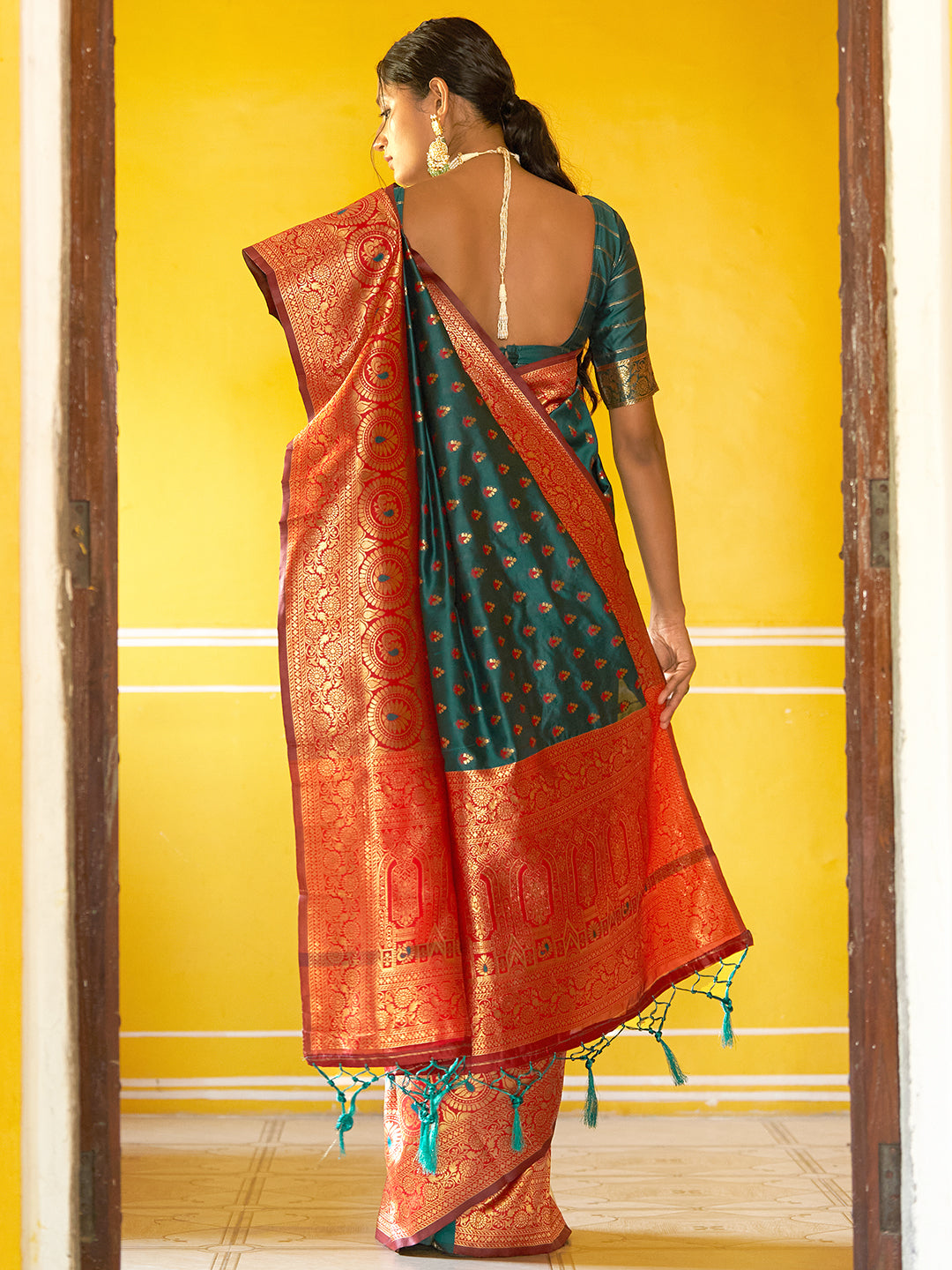 Janasya Green Silk Blend Woven Ethnic Motifs Woven Design Saree
