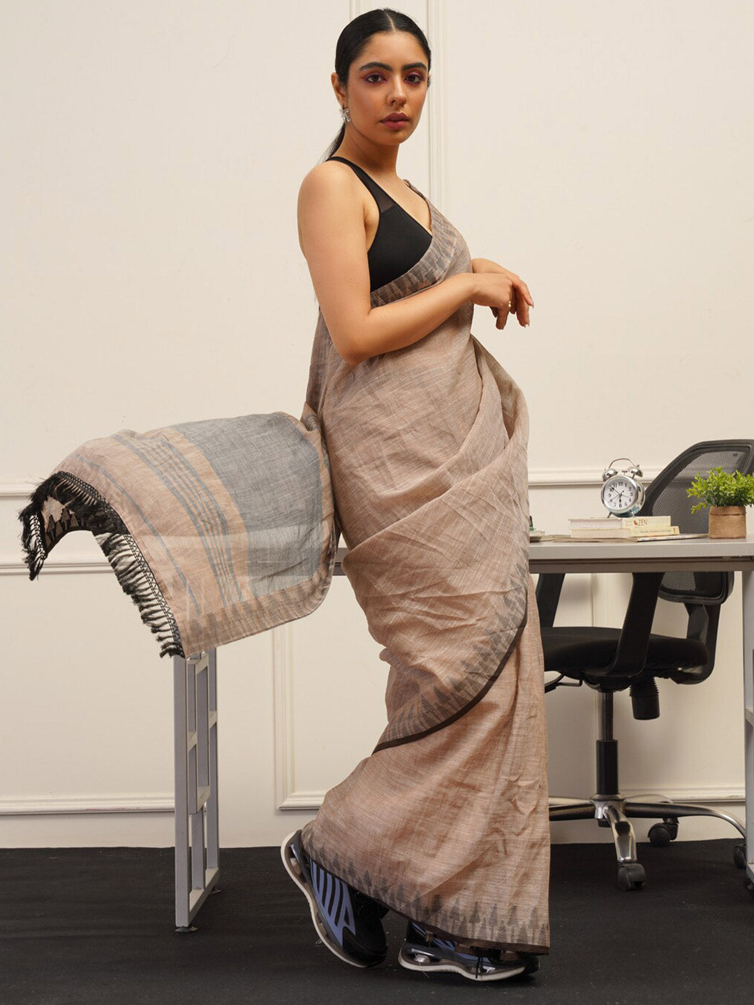 Tikhi Imli Brown Printed Woven Design Saree