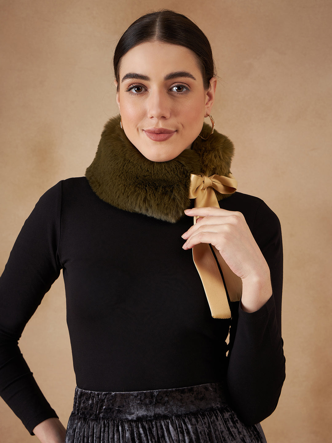 InWeave Women's Mehandi Green Fur Neckpiece