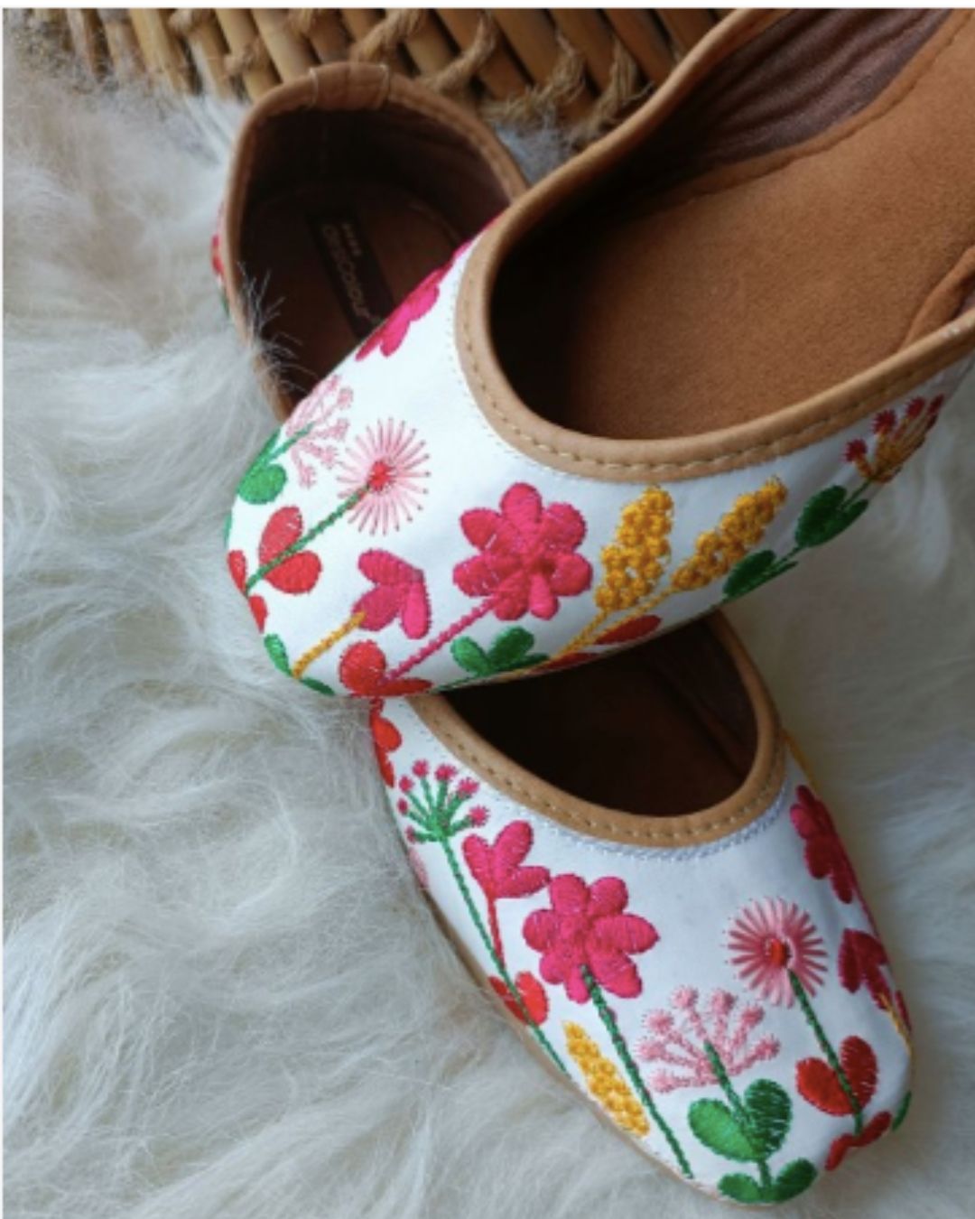 Desi Colour Women Indian Ethnic Footwear-Embellished White Forest Mojari