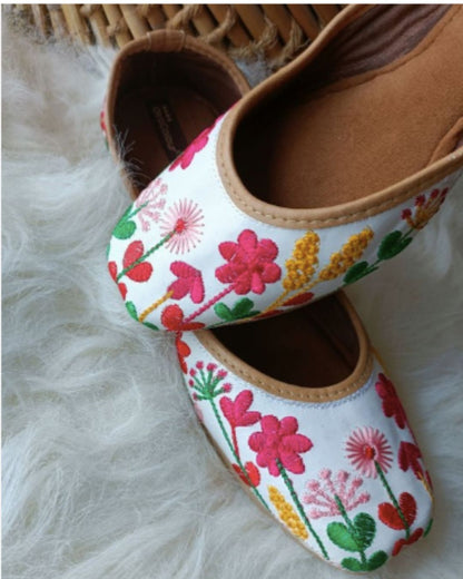 Desi Colour Women Indian Ethnic Footwear-Embellished White Forest Mojari