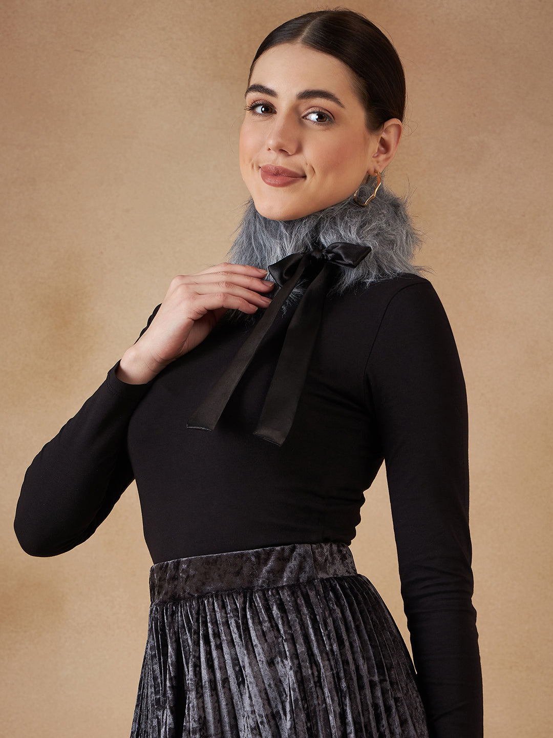 InWeave Women's Light Grey Fur Neckpiece
