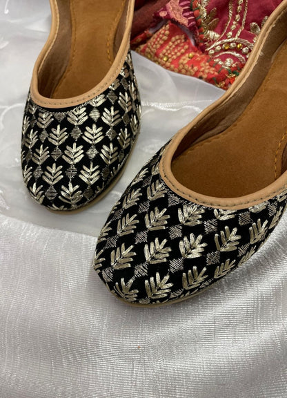 Desi Colour Women Indian Ethnic Footwear-Black Thread