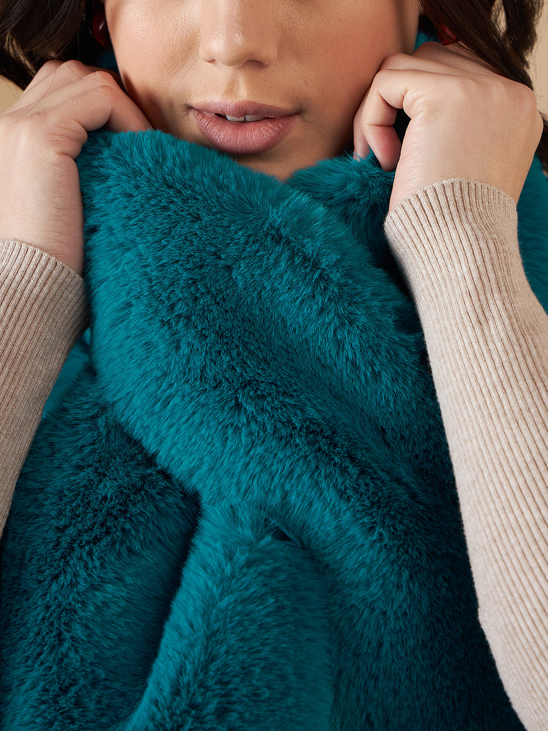 InWeave Women's Cyan Blue Faux Fur Neck Warmer
