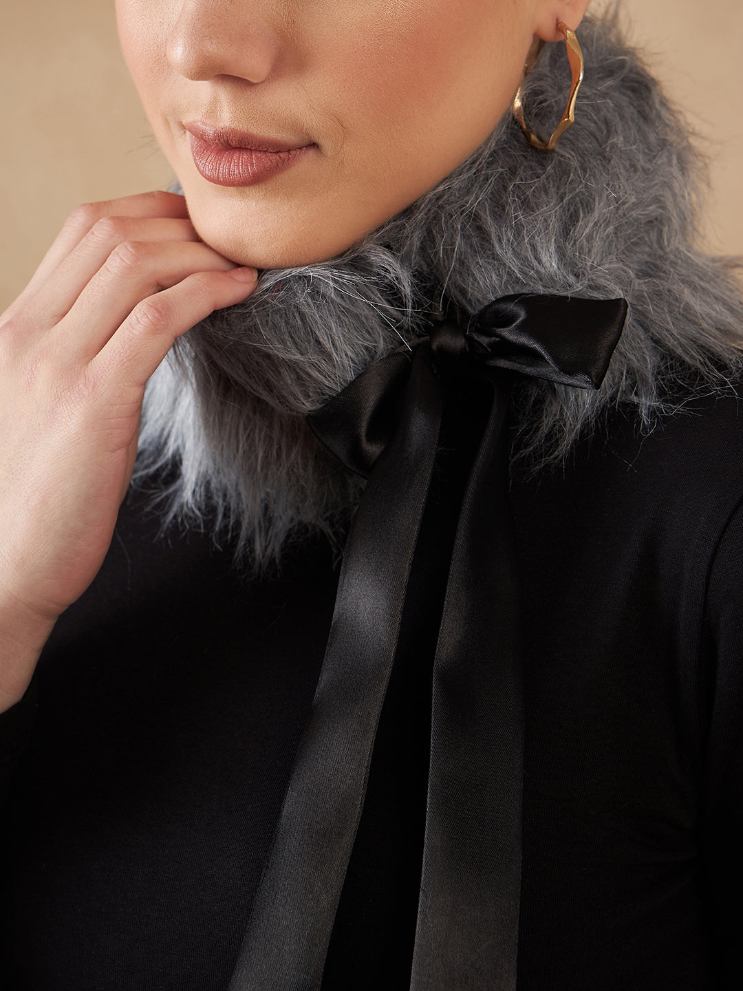 InWeave Women's Light Grey Fur Neckpiece