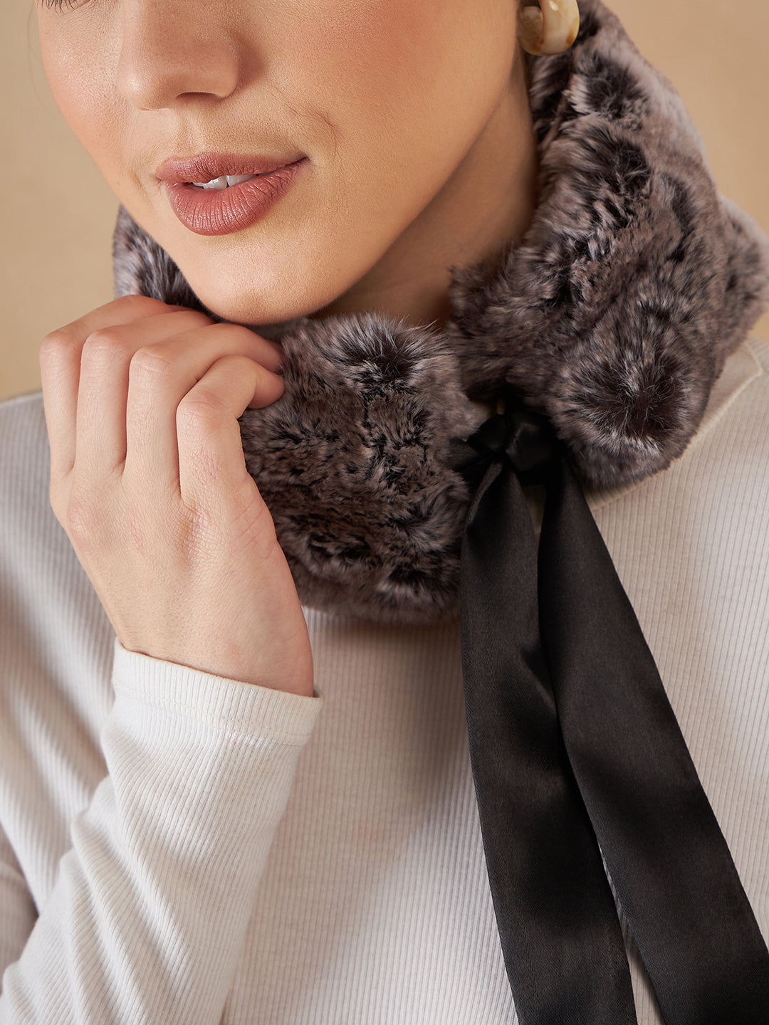 InWeave Women's Dark Grey Duble Shade Fur Neckpiece