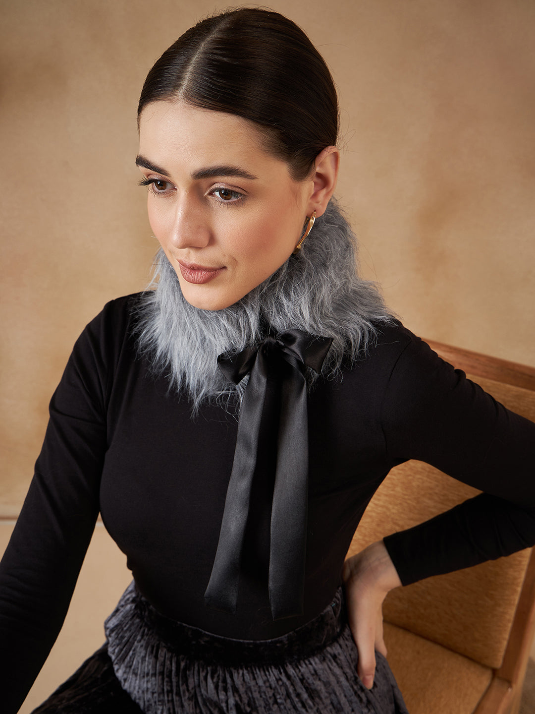 InWeave Women's Light Grey Fur Neckpiece