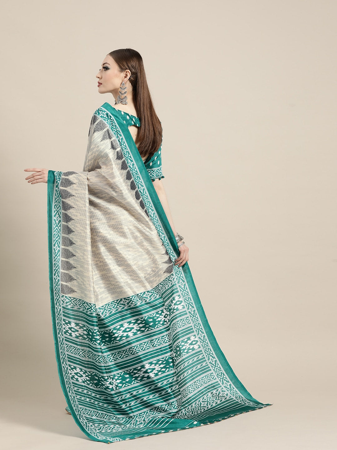 Saree Mall Geometric Silk Blend Saree with Printed border