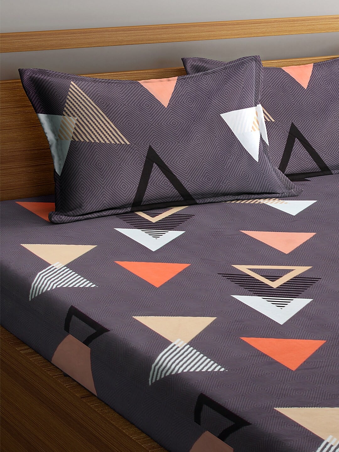 KLOTTHE Purple Geometric 210 TC Cotton Bedsheet with Pillow Covers