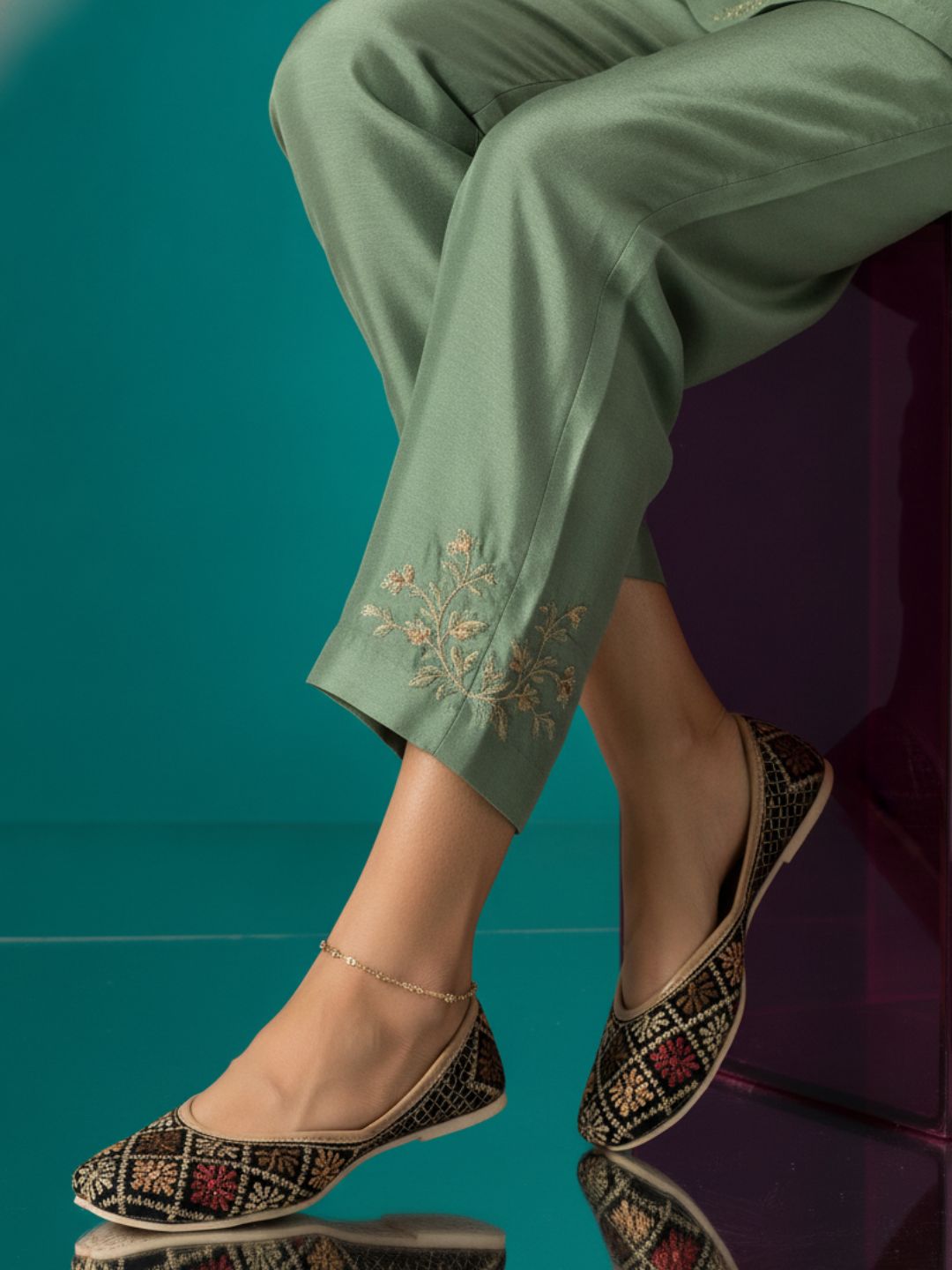 Desi Colour Women Indian Ethnic Footwear-Black Thread Work 2