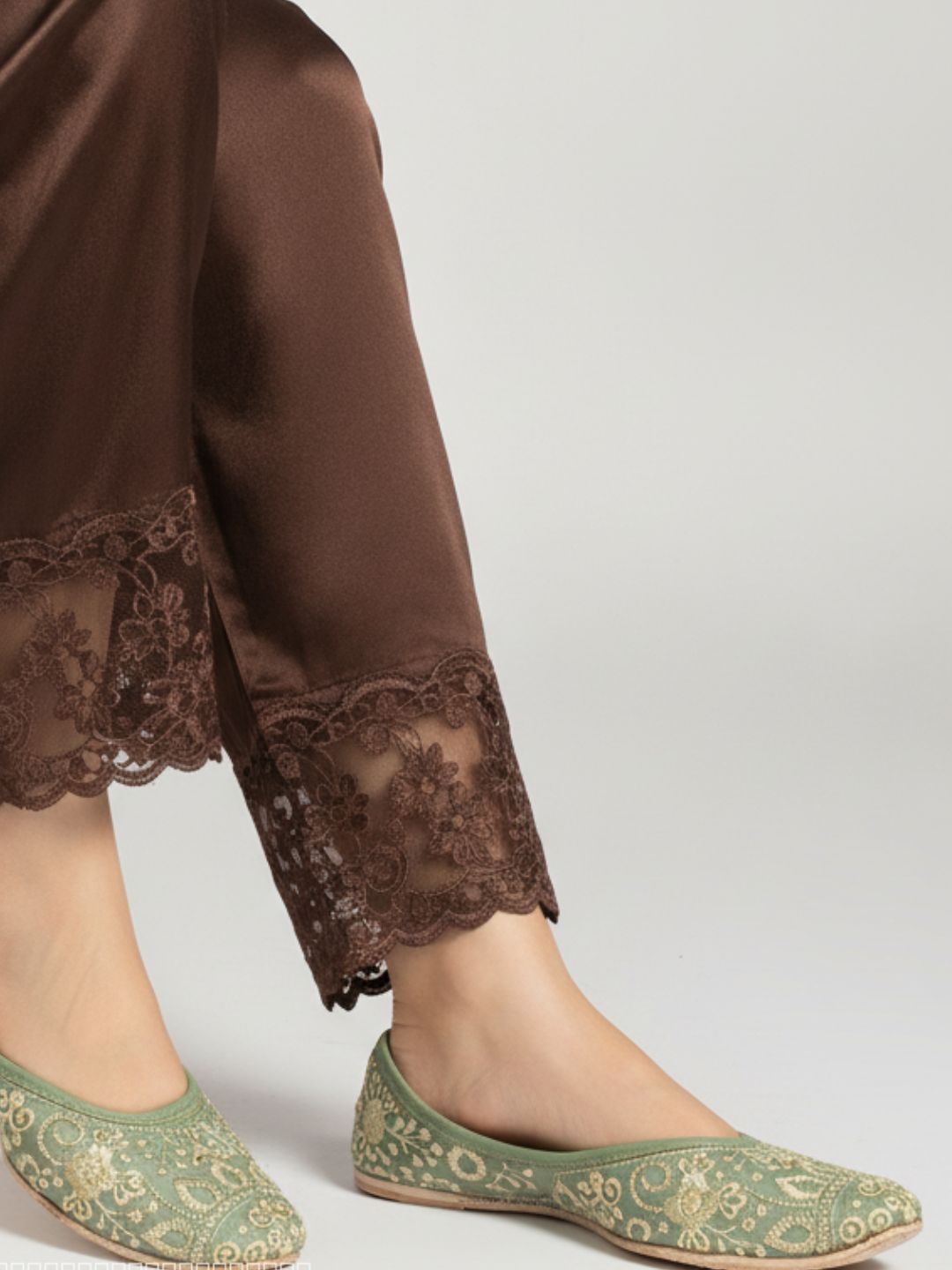 Desi Colour Women Indian Ethnic Footwear-Cushioned Green Embroidered