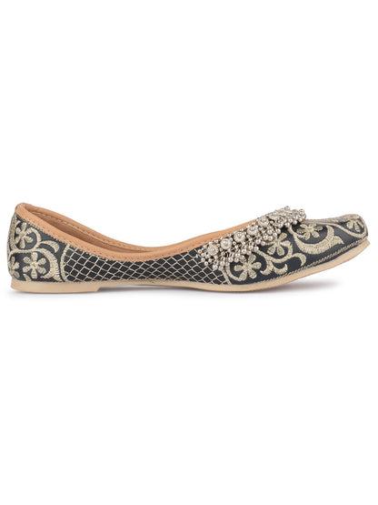 Desi Colour Women Indian Ethnic Footwear-Black Gungroo