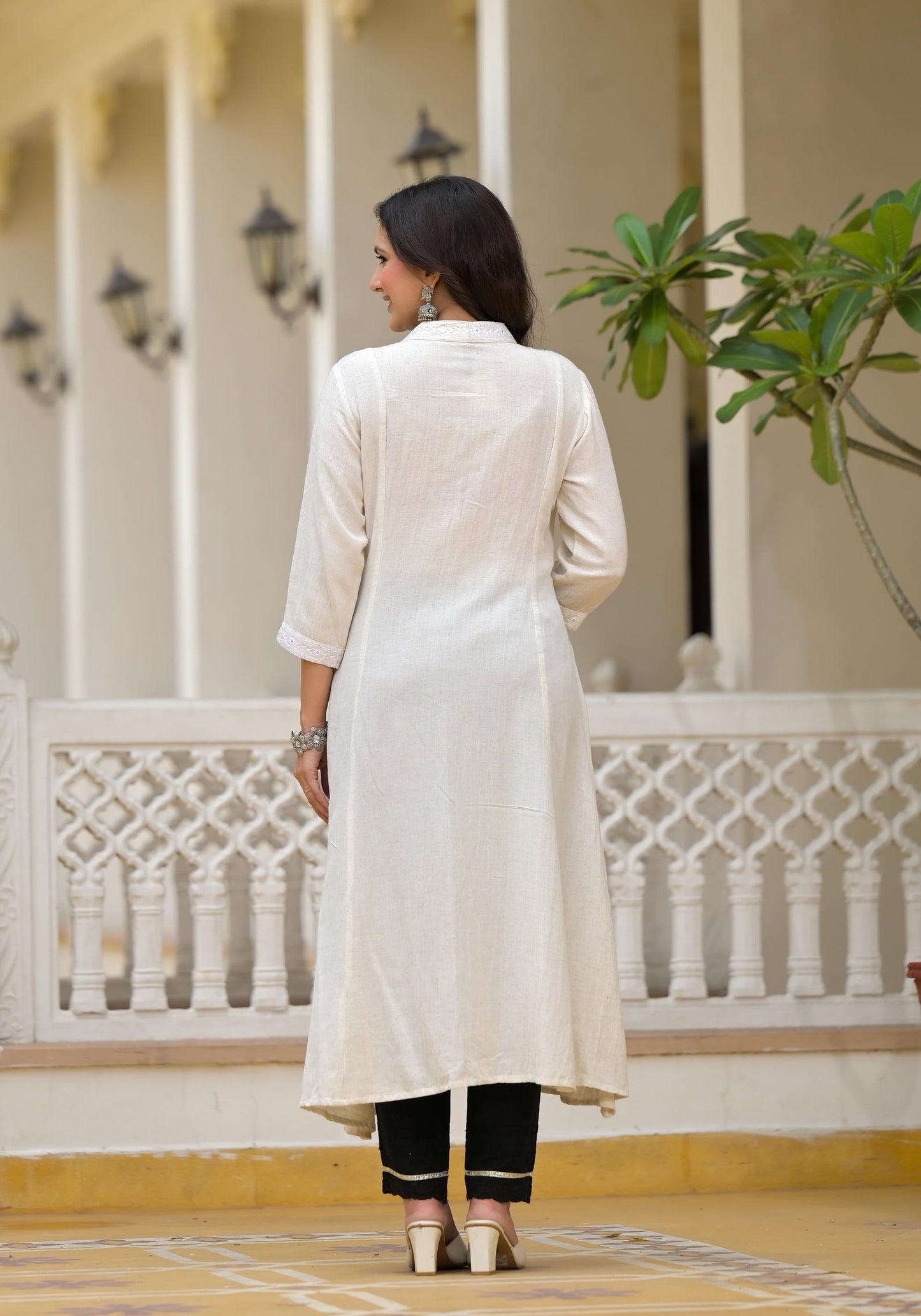 Juniper Off-White Solid Kurta With Mirror Work
