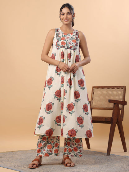 Janasya Gathered Cambric Cream Floral Round Neck Kurta & Bottom