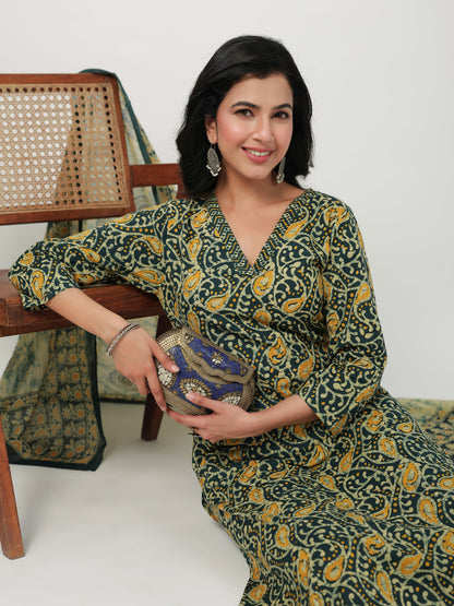 Janasya Straight Cambric Green Ethnic Motifs V-Neck Set