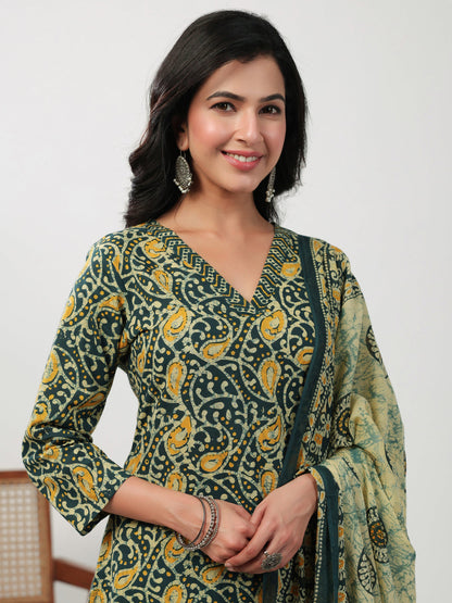 Janasya Straight Cambric Green Ethnic Motifs V-Neck Set