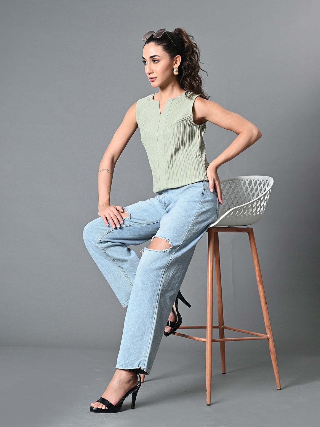 Myshka Women's Keyhole Neck Sleeveless Top in Olive Color