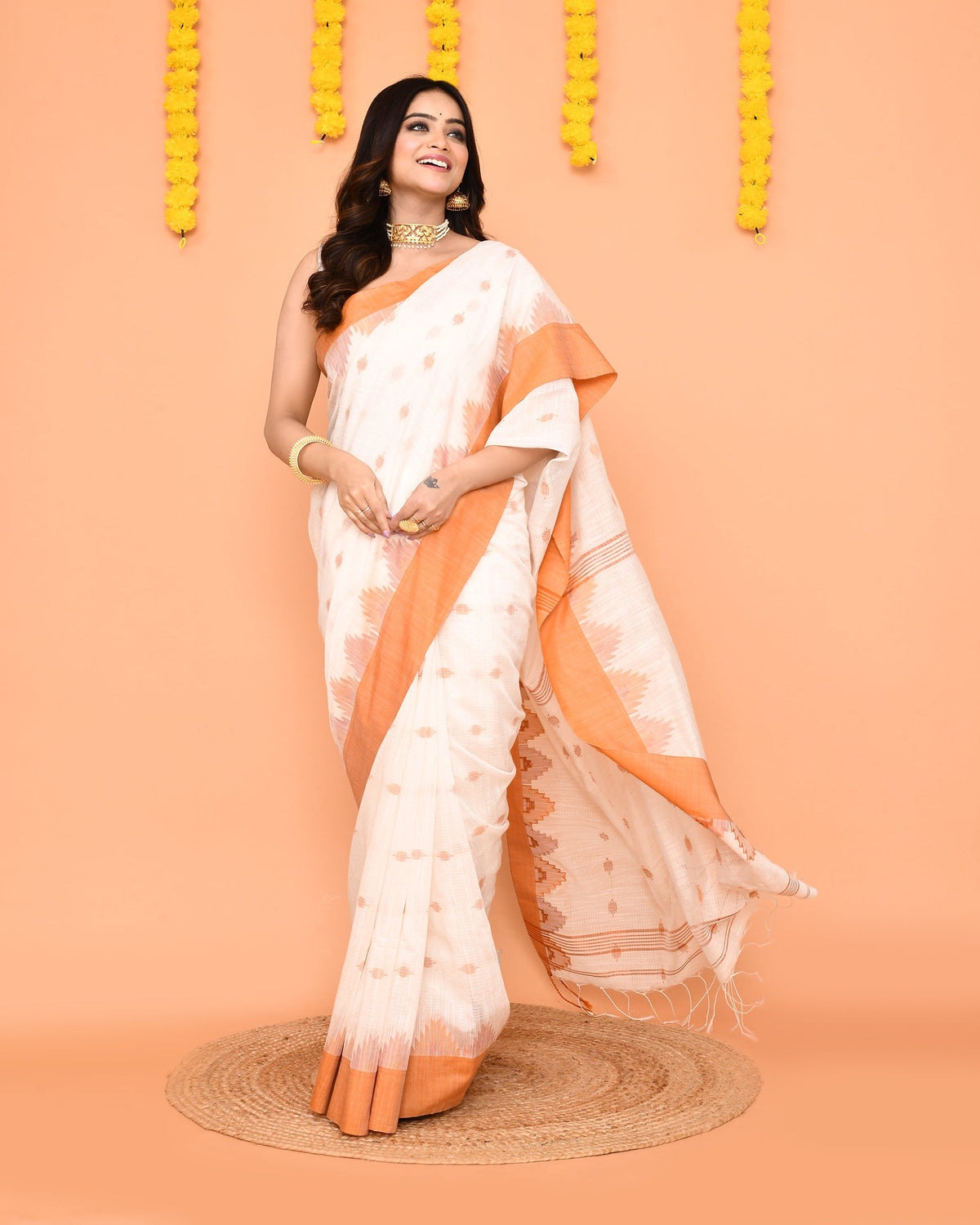 Piyari Fashion Women's White Cotton Blend Handloom Saree With Brown Temple Border