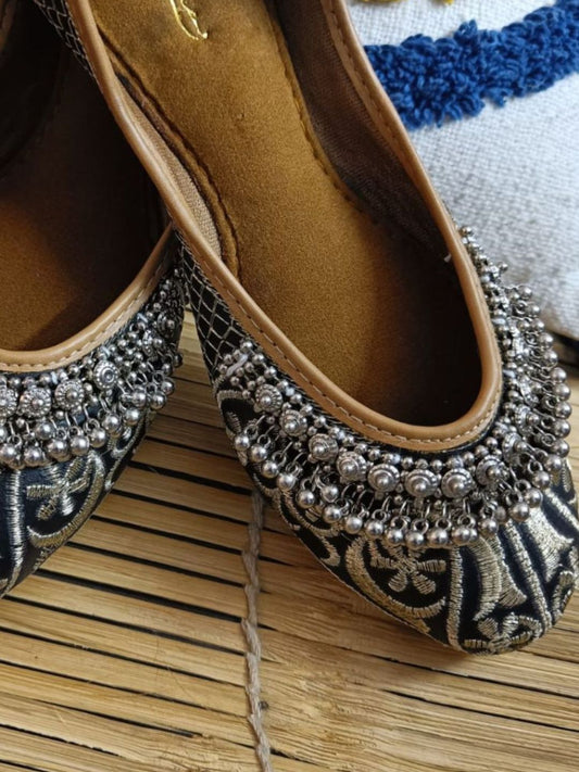 Desi Colour Women Indian Ethnic Footwear-Black Gungroo