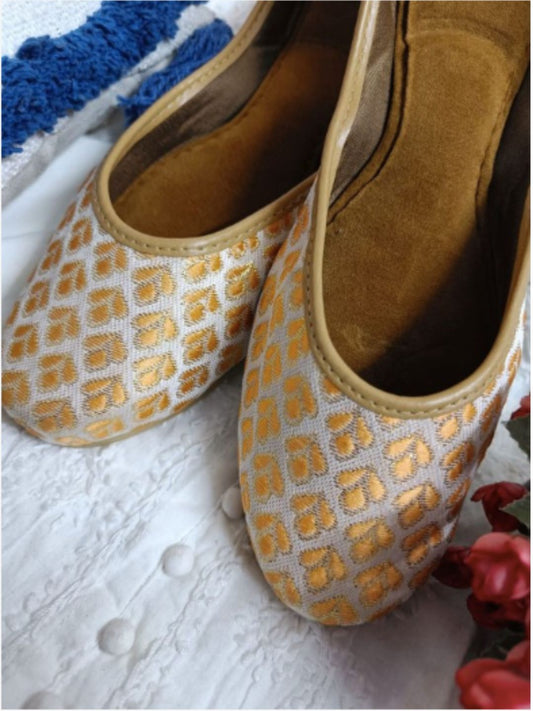 Desi Colour Women Indian Ethnic Footwear-Cushioned Peach Brocket