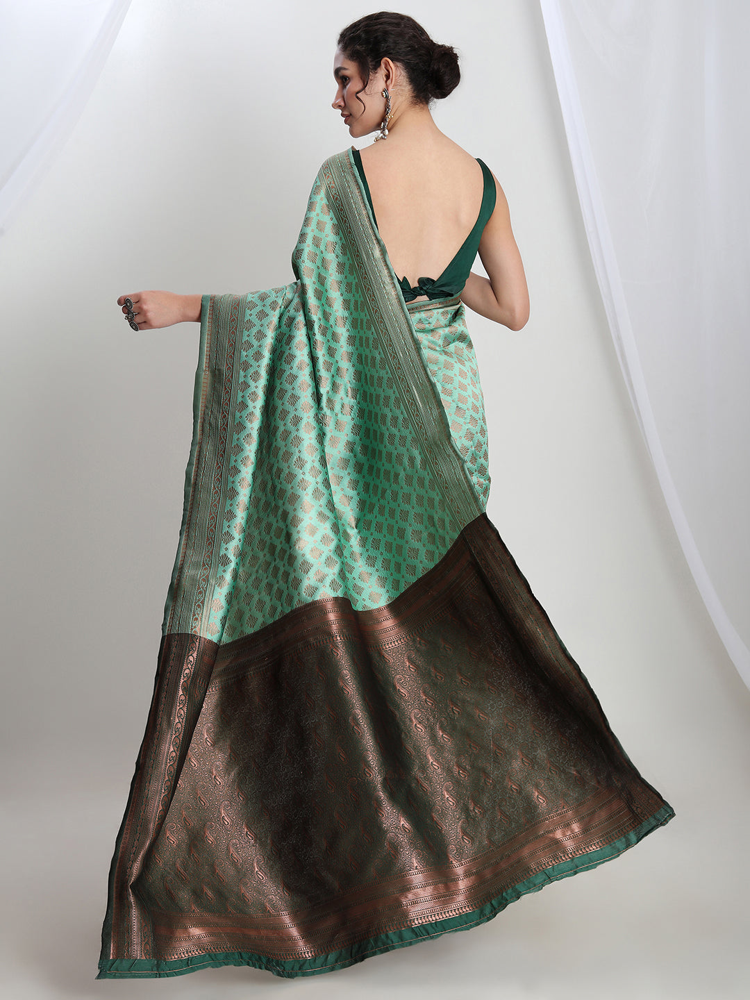 Janasya Light Green Silk Blend Ethnic Motifs Jacquard Saree