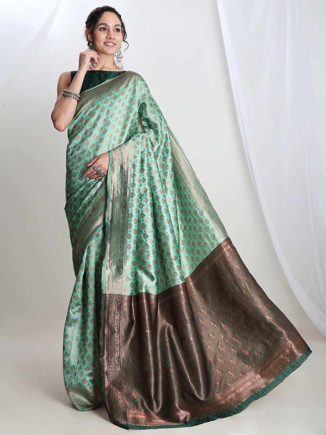 Janasya Light Green Silk Blend Ethnic Motifs Jacquard Saree