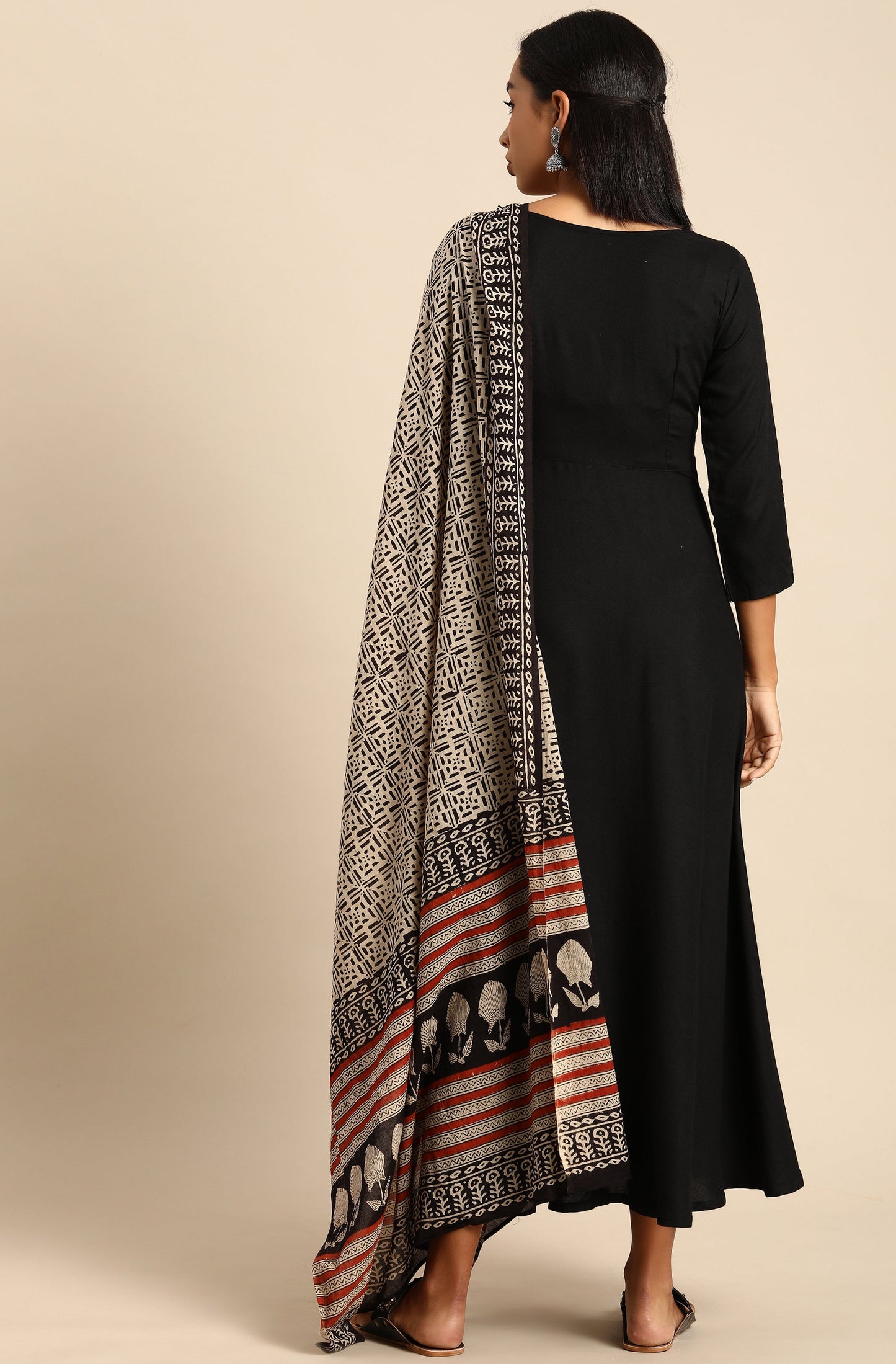 Janasya Women's Black Rayon Solid Kurta With Dupatta