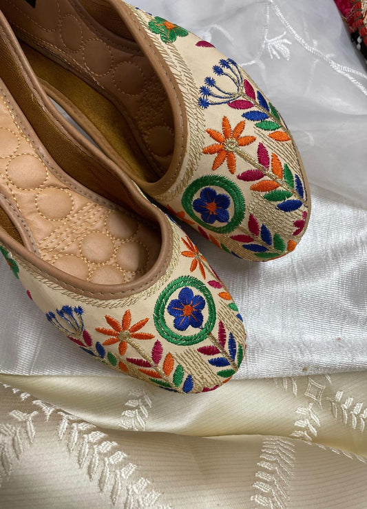Desi Colour Women Indian Ethnic Footwear-Forest Beauty