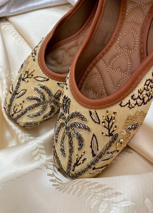 Desi Colour Women Indian Ethnic Footwear-Gold Dabka-1