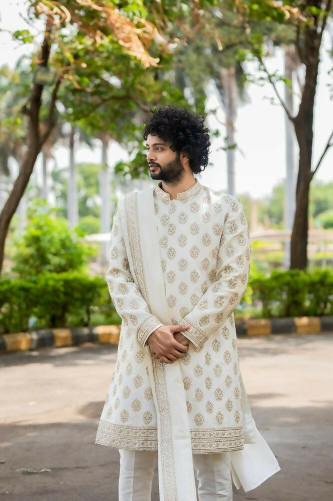 Iysian Silver Sherwani Set by Hilo Design