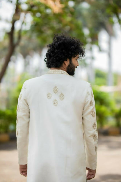 Iysian Silver Sherwani Set by Hilo Design