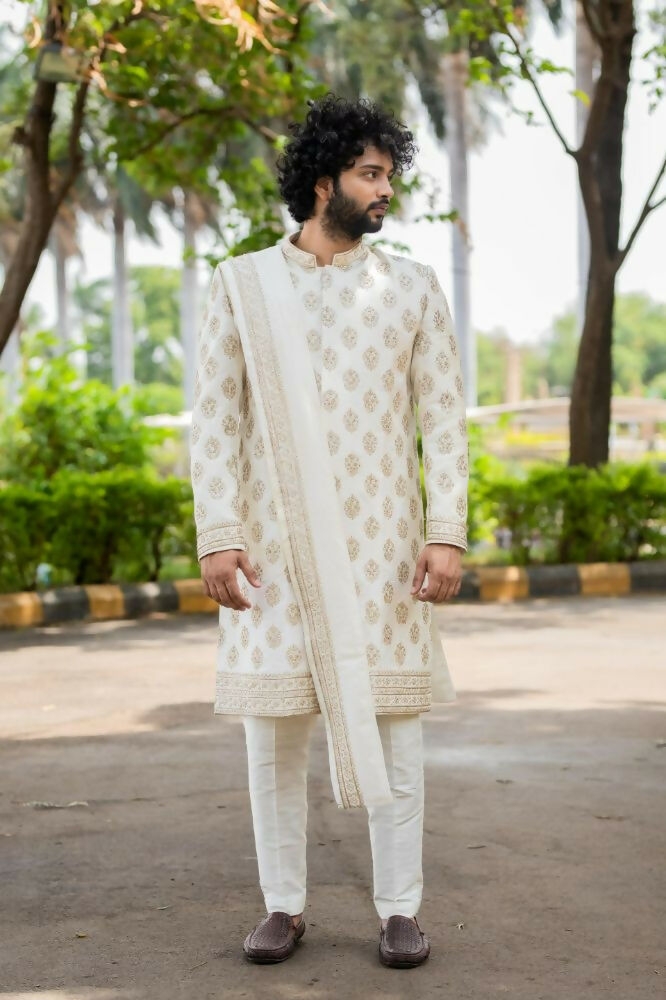 Iysian Silver Sherwani Set by Hilo Design